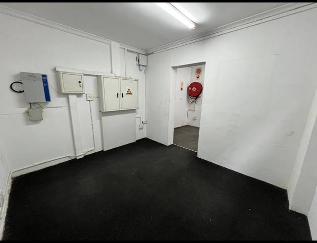 301M² WAREHOUSE TO LET IN LASER PARK